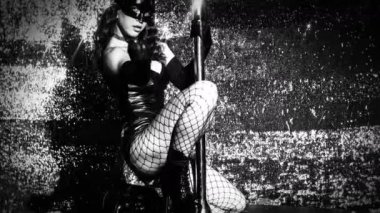 Kostüm tavşan kulakları ile poz güzel direk dansör