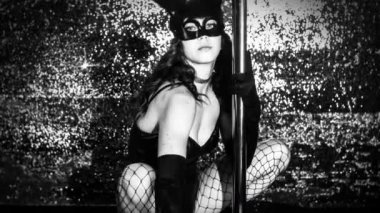 Kostüm tavşan kulakları ile poz güzel direk dansör