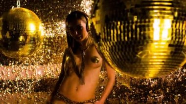 Güzel kadın parlak arka plan üzerinde dans yavaş 