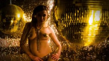 Güzel kadın parlak arka plan üzerinde dans yavaş 