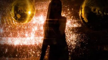 Güzel kadın parlak arka plan üzerinde dans yavaş 