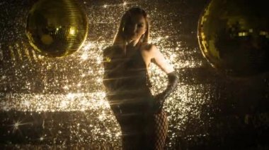 Güzel kadın parlak arka plan üzerinde dans yavaş 