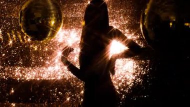 Güzel kadın parlak arka plan üzerinde dans yavaş 