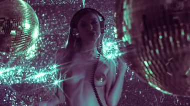 Çekici kadın parlak arka plan üzerinde dans kulaklık