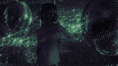 Çekici kadın parlak arka plan üzerinde dans kulaklık