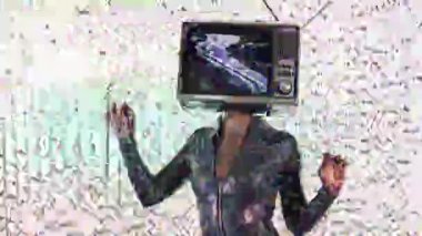 dans ve bir televizyon kafa olarak a ile poz inanılmaz bir kadın. tv üzerinde statik ve bozuk video var