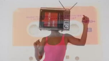 Seksi genç kadın dans ediyor ve televizyonla poz veriyor.