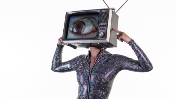 妇女跳舞以电视作为头 电视显示抽象眼睛 — 图库视频影像