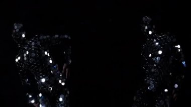 Disko topu dansçıları uygun siyah arka plan üzerine