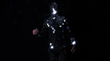 Siyah arka plan üzerine bir disko topu kıyafetli dansçı