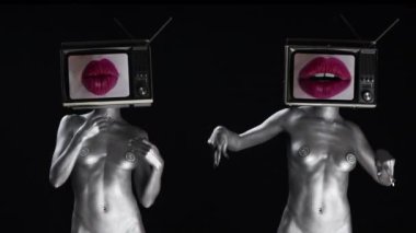 Kadın televizyon başındaki ile poz gümüş gövde boya