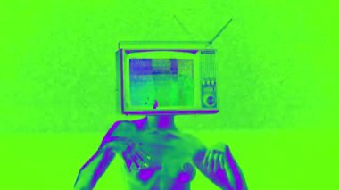 kadın inanılmaz gümüş dans ve bir televizyon kafa olarak a ile poz bir robot gibi boyalı. tv üzerinde statik ve bozuk video var