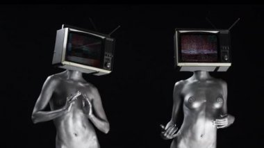 Kadın televizyon başındaki ile poz gümüş gövde boya