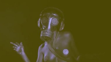 Seksi kadın gümüş gövde boya ve gaz maskesi siyah arka planda dans