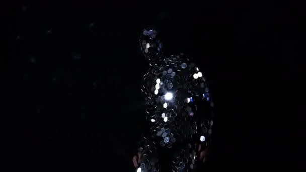 黒い背景にミラーボール スーツのダンサー — ストック動画
