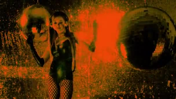 Femme attrayante dans les écouteurs dansant sur fond brillant 