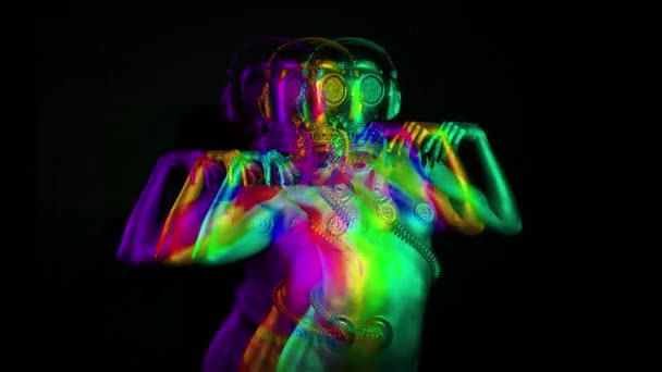 Mujer Sexy Bailando Pintura Cuerpo Plateado Máscara Gas Sobre Fondo — Vídeo de stock