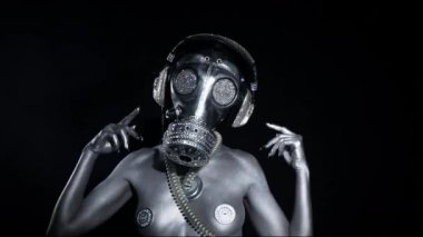 Seksi kadın gümüş gövde boya ve gaz maskesi siyah arka planda dans