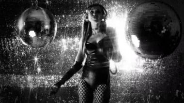 Disco topları yanında dans Kulaklığımda güzel kadın