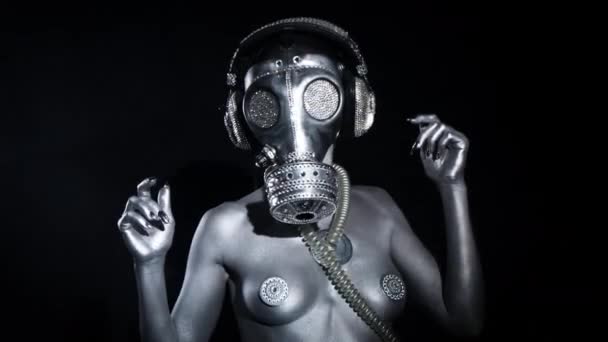 Sexy Woman Dancing Silver Body Paint Gas Mask Black Background — Stock Video