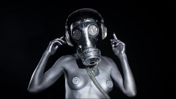 Sexig Kvinna Dans Silver Kroppsfärg Och Gasmask Svart Bakgrund — Stockvideo