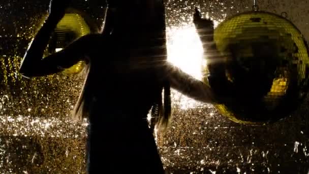 美丽的女人慢舞在闪亮的背景 — 图库视频影像