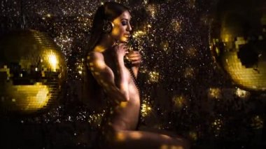 Kulaklığımda ışıltı arka plan üzerinde poz güzel kadın