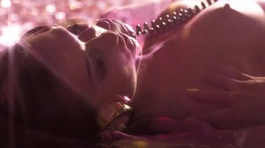 Taşıma ve katta poz güzel üstsüz kadın