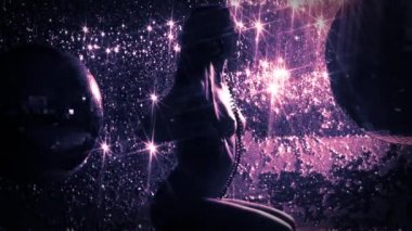 Kulaklığımda ışıltı arka plan üzerinde poz güzel kadın