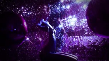 Kulaklığımda ışıltı arka plan üzerinde poz güzel kadın