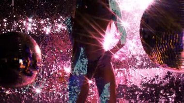 Güzel üstsüz kadın ışıltı arka yavaş dans