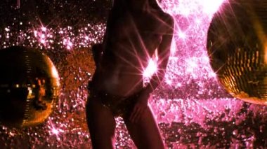 Güzel üstsüz kadın ışıltı arka yavaş dans