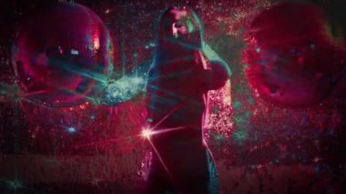 Çekici kadın parlak arka planda dans