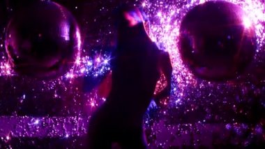 Çekici kadın parlak arka planda dans