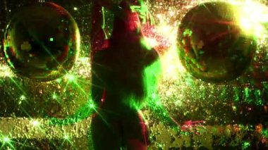 Çekici kadın disco topları yanında dans