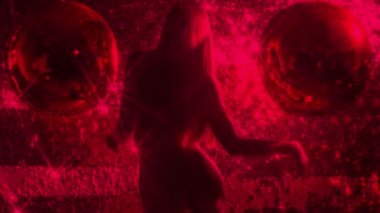 Güzel kadın parlak arka plan üzerinde dans yavaş silüeti