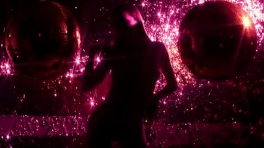 Çekici kadın disco topları yanında parlak arka planda dans