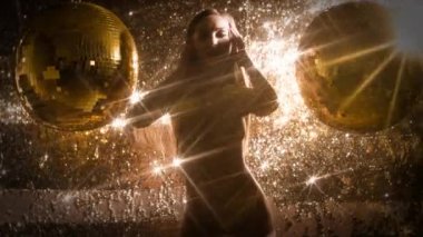 Çekici kadın disco topları yanında parlak arka planda dans