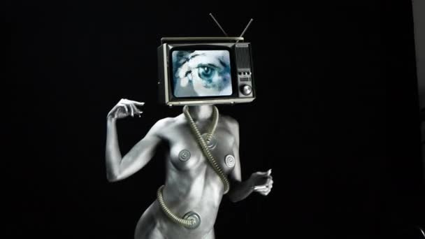 Bailando Mujer Desnuda Con Televisión Como Cabeza Muestra Los Ojos — Vídeos de Stock