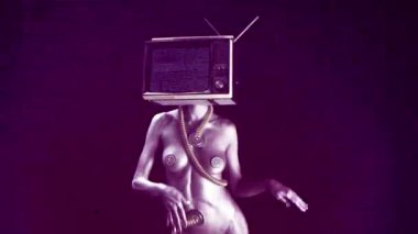 kadın inanılmaz gümüş dans ve bir televizyon kafa olarak a ile poz bir robot gibi boyalı. tv üzerinde statik ve bozuk video var