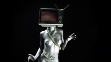 kadın inanılmaz gümüş dans ve bir televizyon kafa olarak a ile poz bir robot gibi boyalı. tv üzerinde statik ve bozuk video var