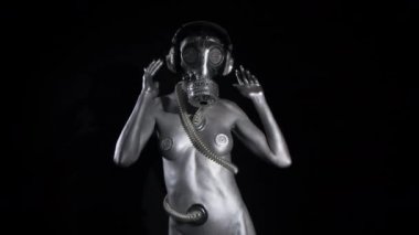 Seksi kadın gümüş gövde boya ve gaz maskesi siyah arka planda dans