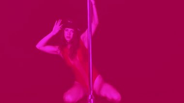 Çekici direk dansör becerileri gösterilen kırmızı kostüm