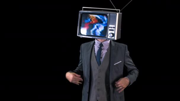 Tv头先生 穿着西装 头戴电视跳舞的酷男人 电视上播放的是静态视频和噪音 — 图库视频影像