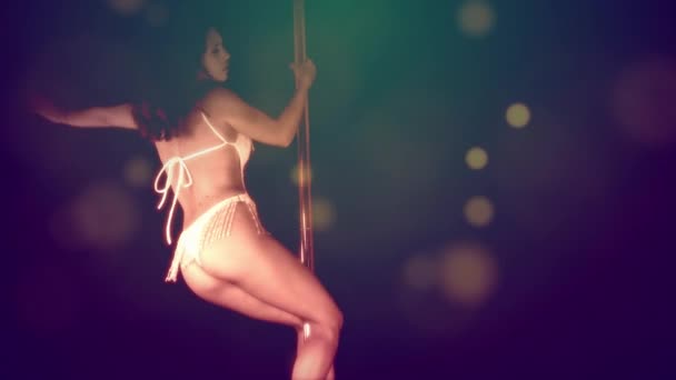 Pole Bailarina Mostrando Sus Habilidades Sobre Fondo Negro — Vídeos de Stock