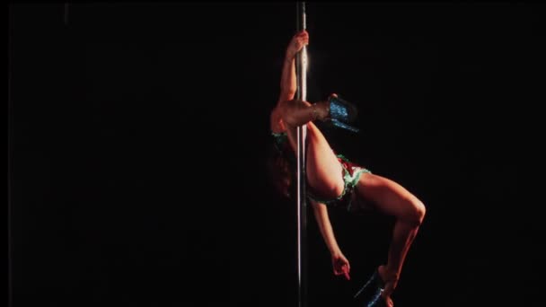 Profissional Pole Dancer Traje Brilhante Brilhante Fundo Preto — Vídeo de Stock
