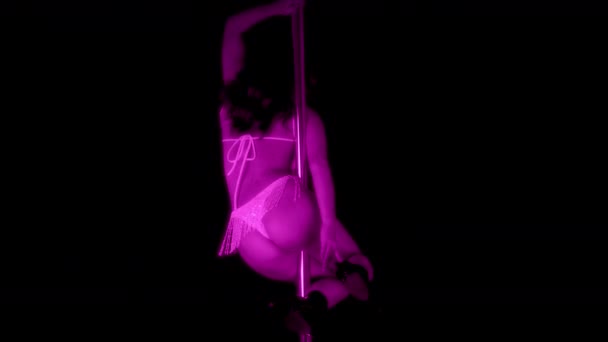 Pole Bailarina Mostrando Sus Habilidades Sobre Fondo Negro — Vídeos de Stock