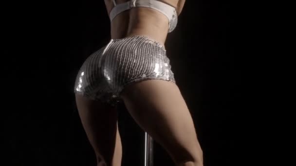 Pole Dance Body Auf Silberfarbenem Glitzerkostüm Auf Schwarzem Hintergrund — Stockvideo