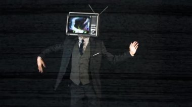 Bay Televizyon Şefi. Takım elbiseli havalı bir adam kafasında televizyonla dans ediyor. Televizyon parazitli ve gürültülü.