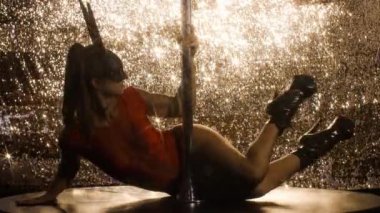 Direk dansör kostüm altın ışıltılı arka plan üzerinde tavşan kulaklı poz